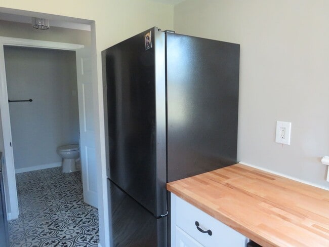 Building Photo - 3 Bedroom 2 Bath Home