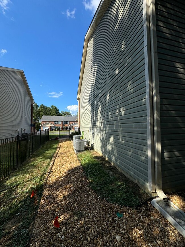 Building Photo - Clean 4/3.5 Townhouse in Armuchee- $1,795