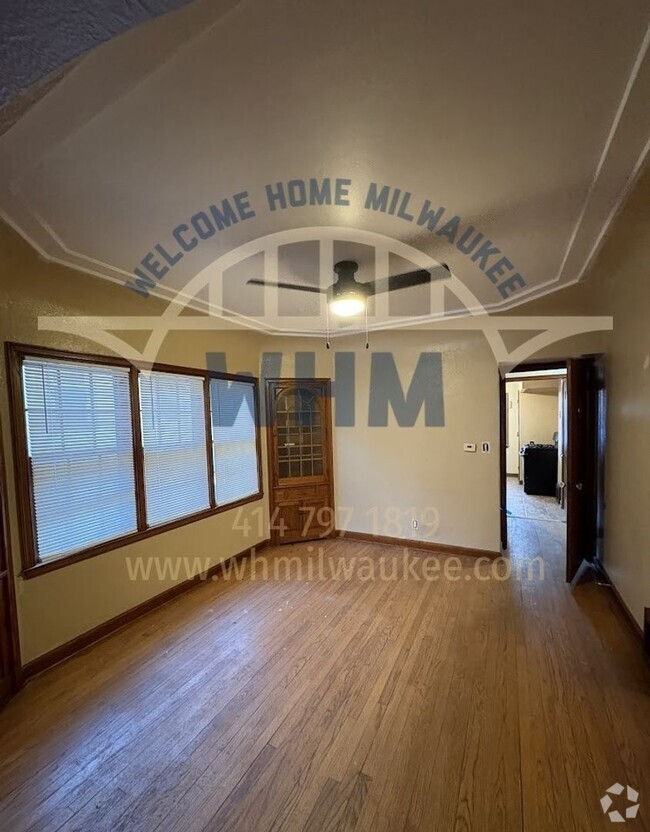 Building Photo - Apply Now! Lovely 2 Bedroom Lower Unit in ...