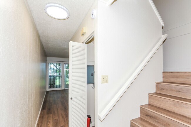 Building Photo - Ridgeway - Renovated two story, 2 bedroom, 1 bath with 1 uncovered parking stall