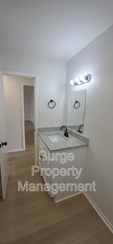 Building Photo - 227 Vista Way