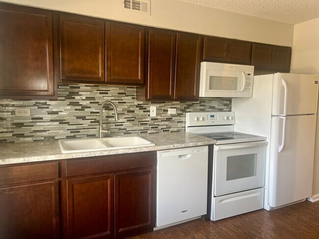 Building Photo - 3 Bedroom available Near Cherry Creek State Park!