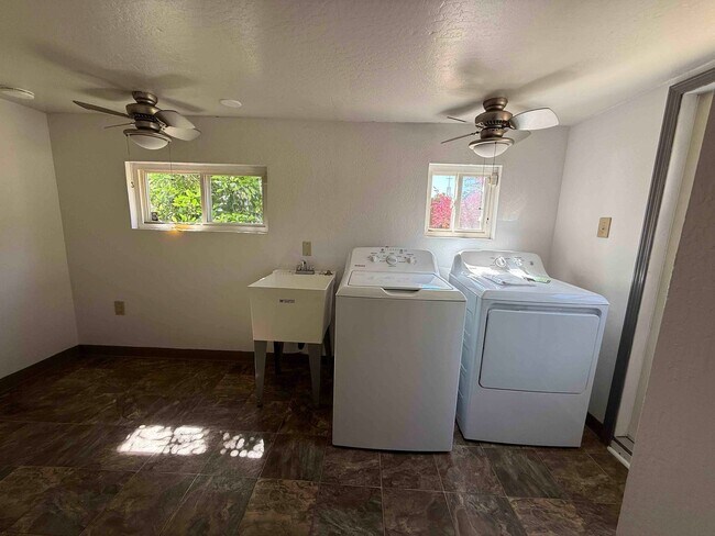 Building Photo - Charming Land Park 2 Bedroom