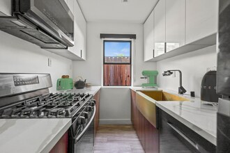 Building Photo - 2814 Sichel St