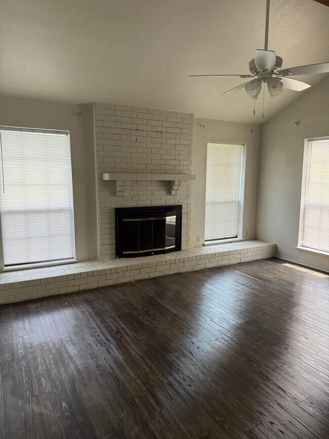 Building Photo - 2 Bedroom/ 2 Bathroom Townhome
