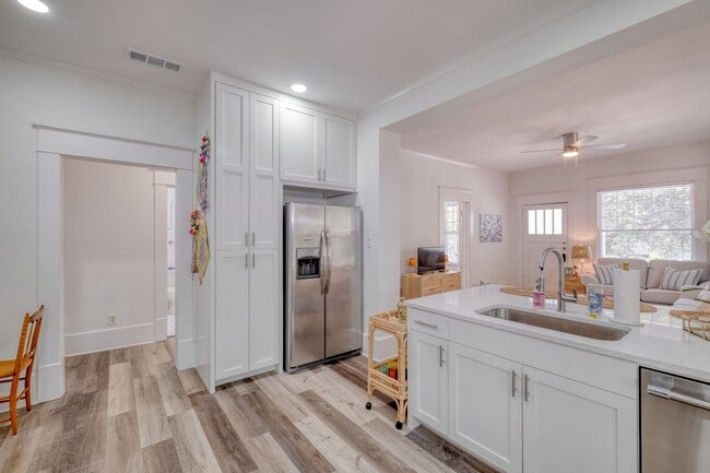 Building Photo - Top of the line remodeled 5 BED in the har...