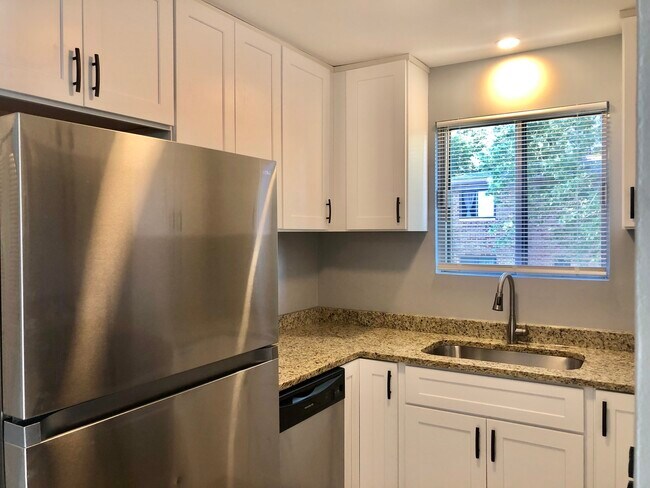 Building Photo - 624 W 65th St