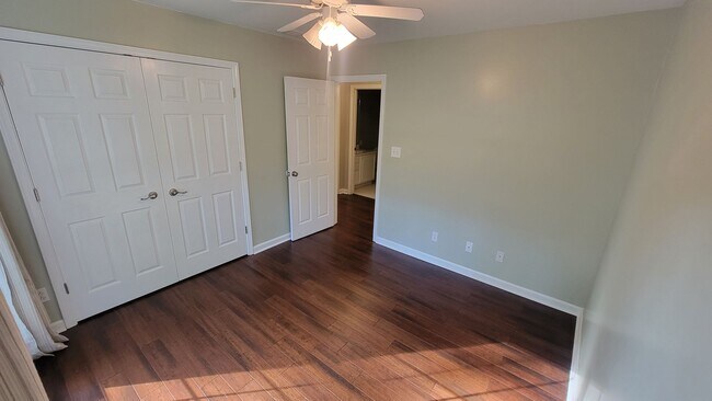 Building Photo - A 3 Bedroom Home Right Off Westport Road