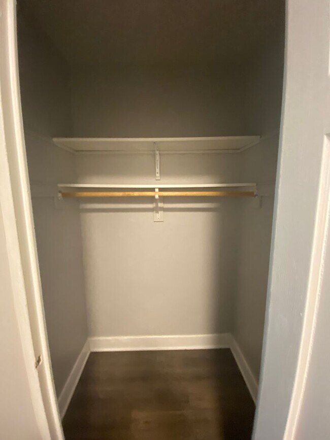 Building Photo - Updated Two Bed Two Bath Apt in Dogtown!