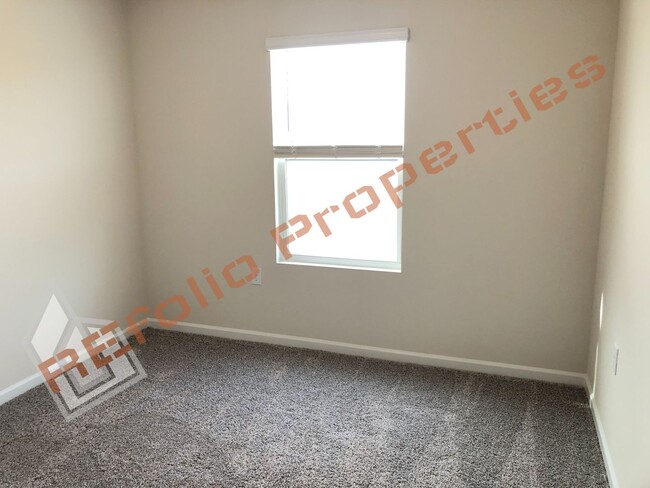 Building Photo - Beautiful 3 Bedroom, 2.5 Bath house w/ 2 C...