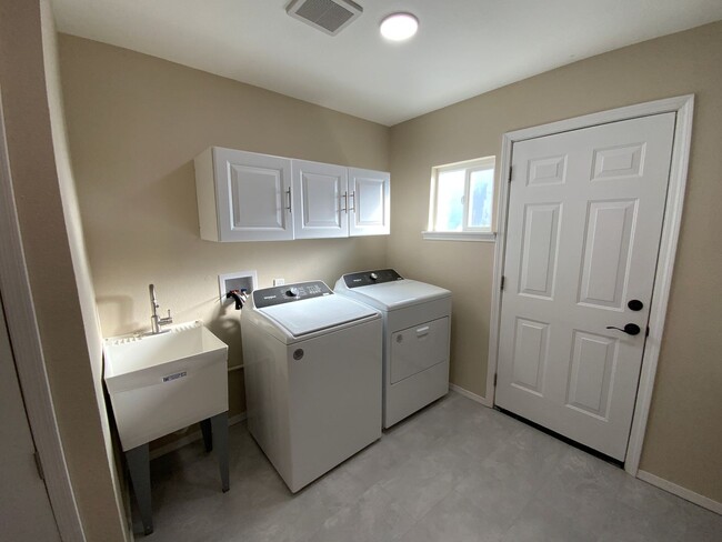 Building Photo - Beautifully Remodeled 3 Bedroom Single Sto...