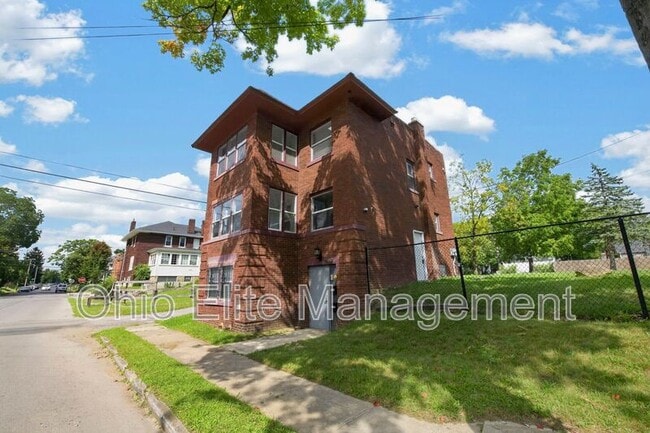 Building Photo - 1094 Oakwood Ave