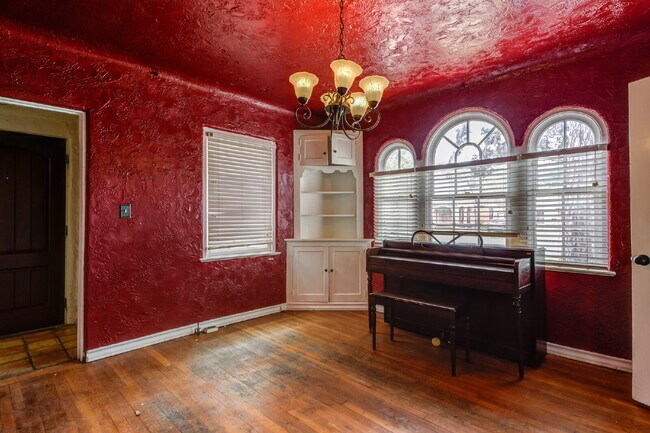 Building Photo - Charming Tuscany Villa block away from TTU