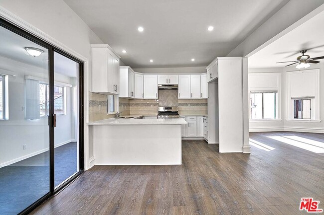 Building Photo - 826 S Park View St