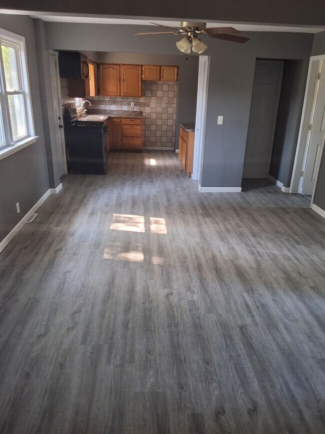 Building Photo - 4 bedrooms/2 bathrooms House