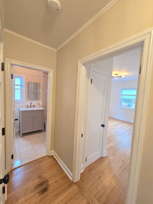 Building Photo - Beautifully updated, ranch style single fa...