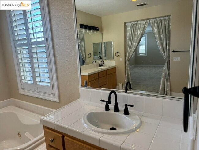 Building Photo - 203 Seaview Dr
