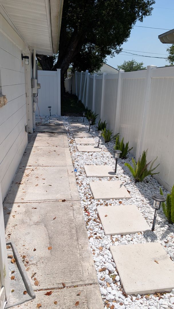 Building Photo - One bedroom one bath Adjacent apartment with private entrance.