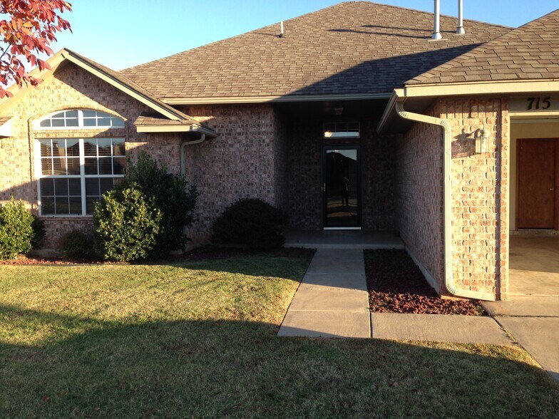 Building Photo - 715 E Elder Ln