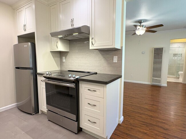 Building Photo - Stylish & Comfortable 1-Bedroom Apartment ...