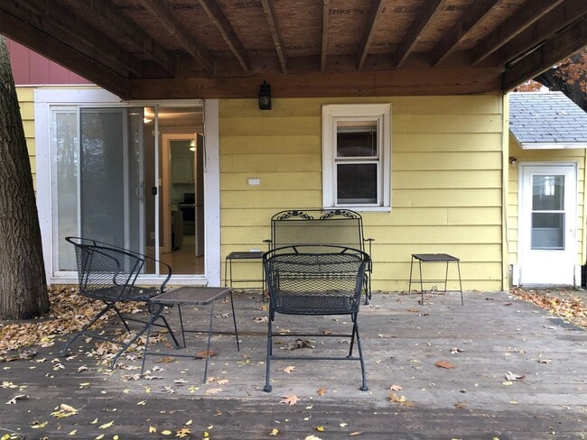 Building Photo - Cozy Two Bedroom Single Family in Country ...