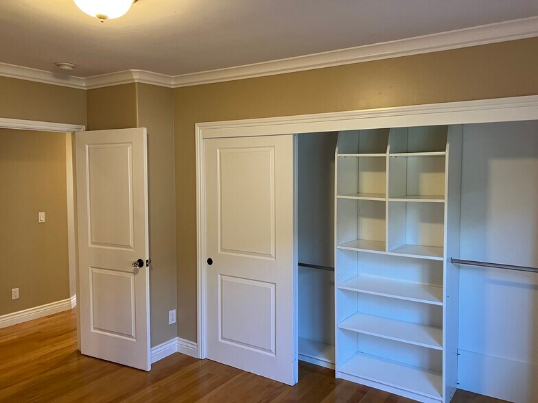 Building Photo - 1466 Iris Ct