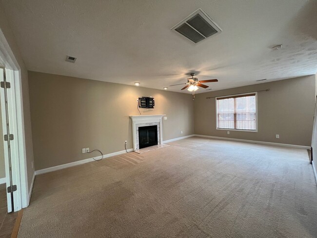 Building Photo - Stunning 4 Bed, 2.5 Bath Home in Cameron