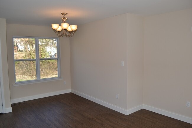 Building Photo - Beautiful Bi-level  Home w/ 2 car Garage and Central AC. One Pet OK!