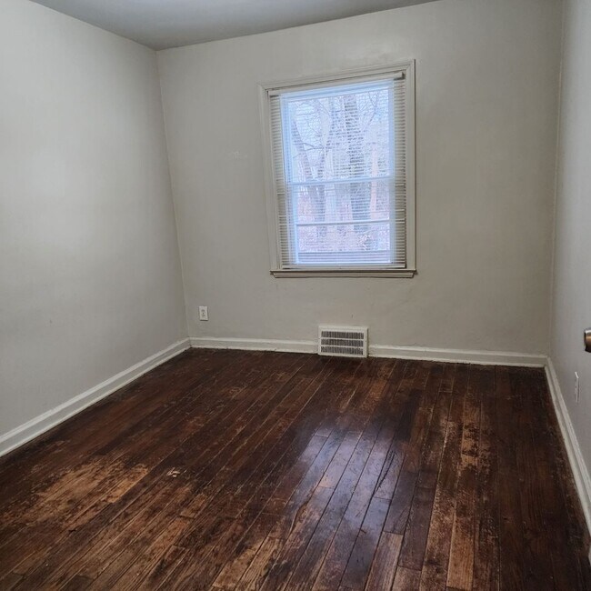 Building Photo - Detroit bungalow, available immediately