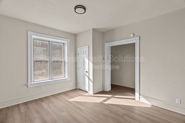 Building Photo - 3915 Russell Blvd