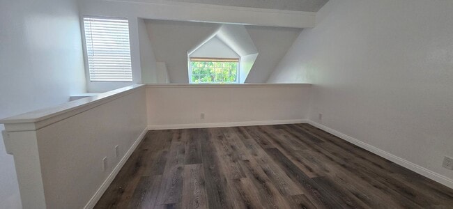 Building Photo - East Ventura Condo - One Bedroom Loft