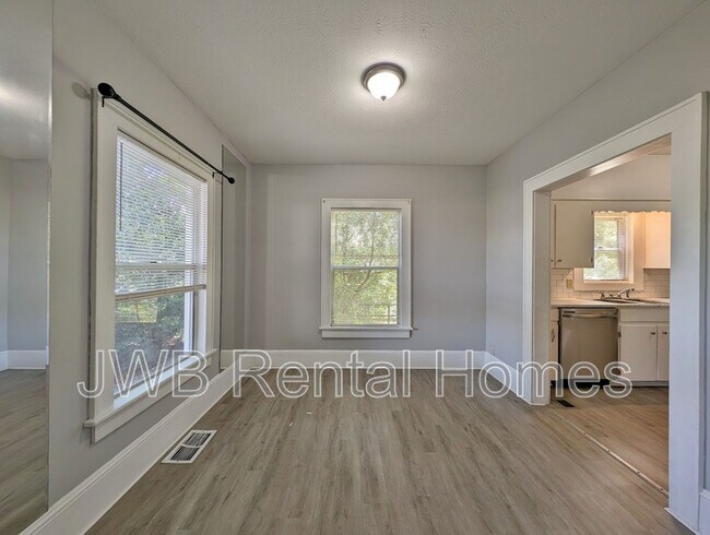 Building Photo - 715 Cove St