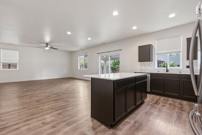 Building Photo - MOVE IN READY NOW! A/C! Multi generational living? Home office? Tumwater School District