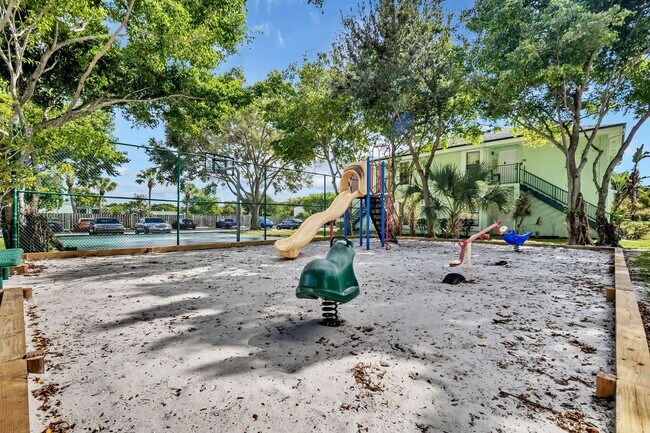 Building Photo - Cozy 2/1 Home in Sunrise!