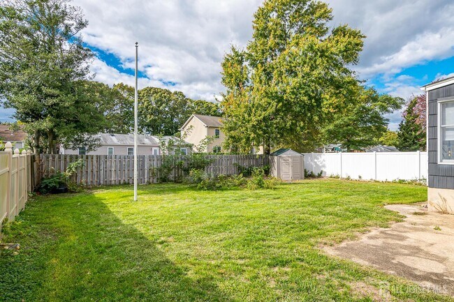 Building Photo - 1331 Sunset Ave