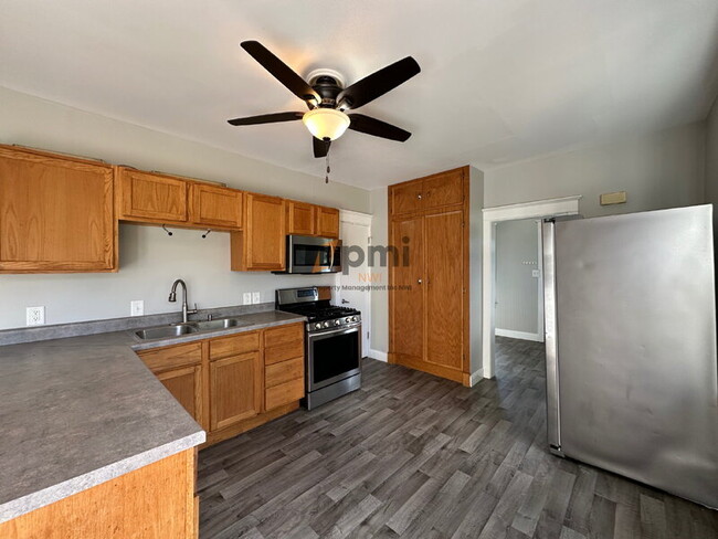 Building Photo - 2122 Elston St