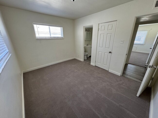 Building Photo - Spacious 4 bedroom 2 bath house with large backyard!