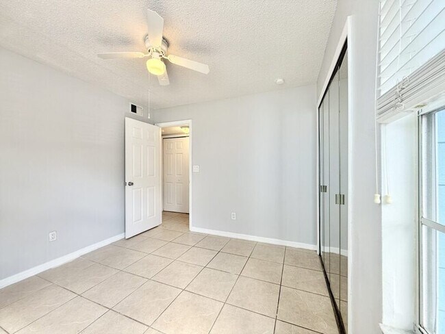 Building Photo - 2723 N Poinciana Blvd