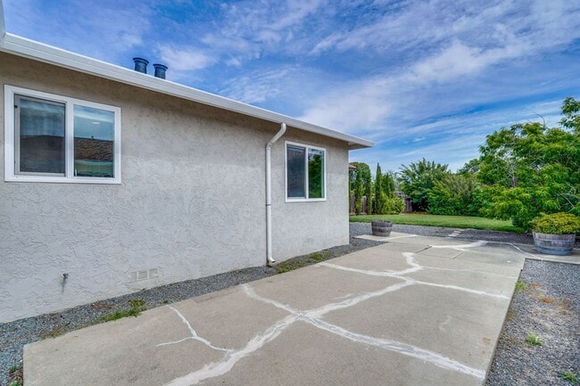 Building Photo - Rare 2 Bed 1 Bath Home with Huge Private Backyard