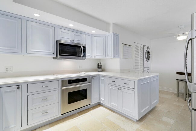 Building Photo - 543 Bay Colony Dr N