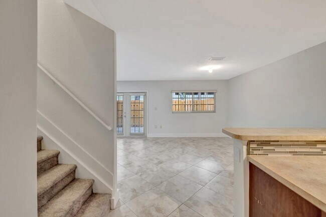 Building Photo - 3055 Riverside Dr