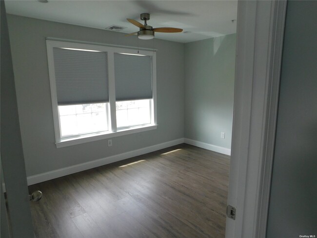 Building Photo - 3495 Bay Front Dr