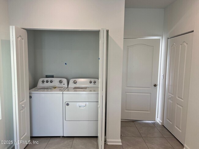 Building Photo - 120 Summer Moon Dr