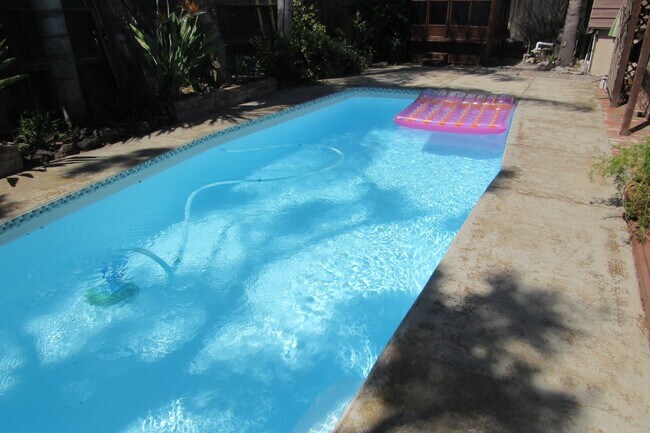 Building Photo - Beautiful 4 Bed/3 Bath Tracy Home with Pool and Fresh Paint