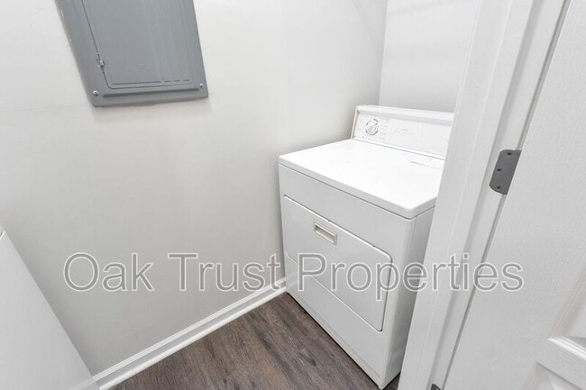Building Photo - 100 Bucksley Ln