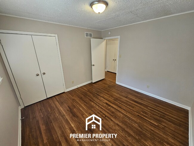 Building Photo - 2942 S.Mendenhall Road