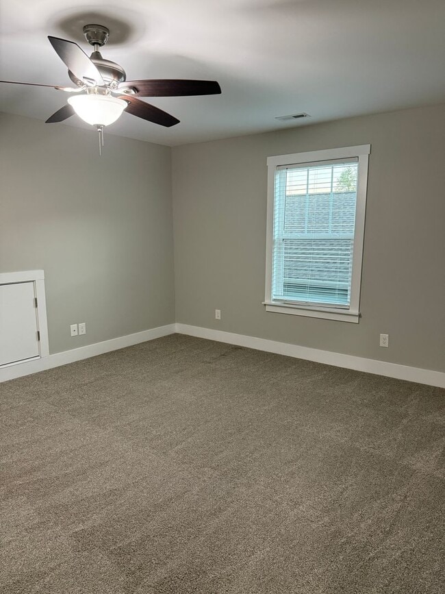 Building Photo - Spacious & Convenient!