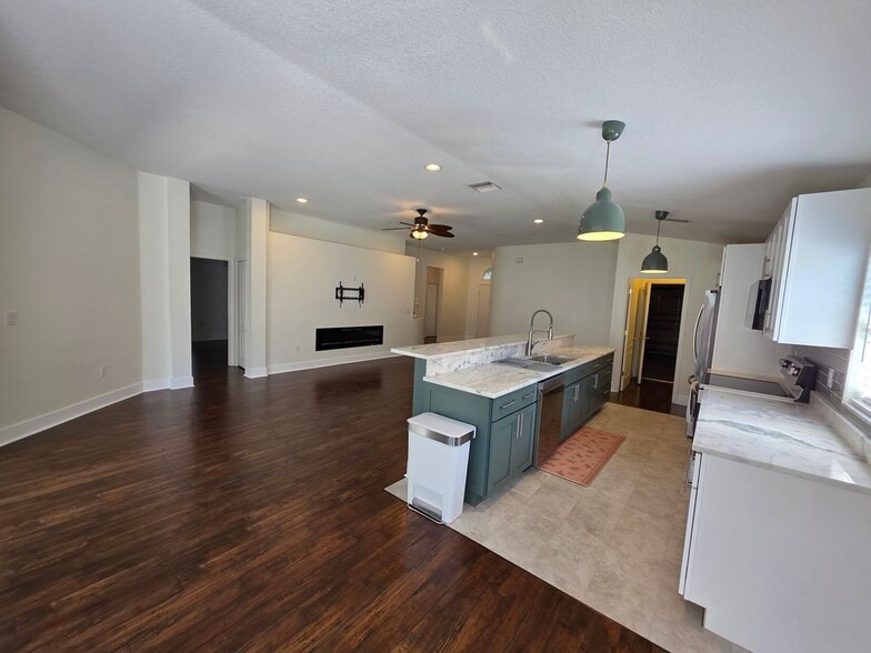 Building Photo - 730 Straw Lake Dr