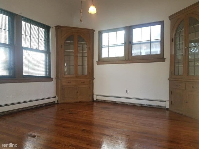Building Photo - 2122 E Kenmore Pl