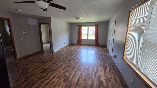 Building Photo - 2bed 1 bath home with detached garage